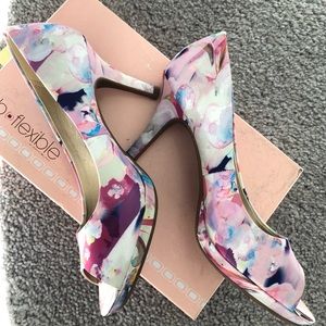 Size 7 Bandolino Pink Floral Peep-Toe, 2.5-inch heel